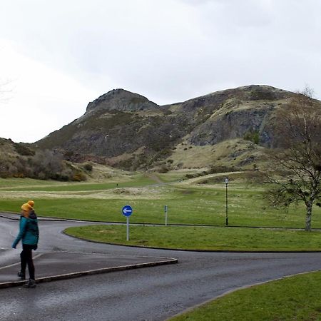 2 Bedrooms Flat Central Edinburgh, Sleeps 6, In The Shadow Of Holyrood Park And Arthur'S Seat With Free Parking, Two Bed Rooms Exteriör bild