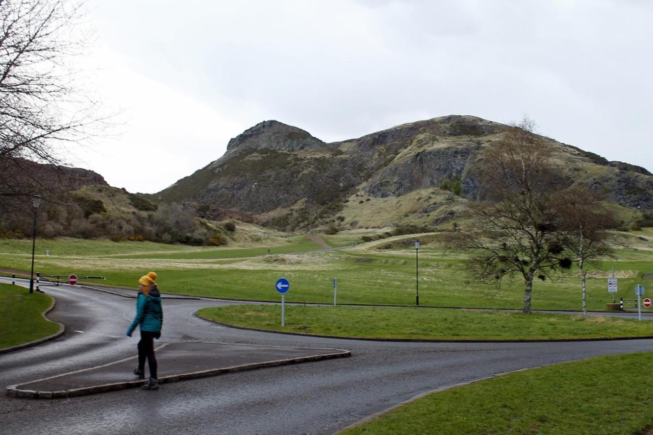 2 Bedrooms Flat Central Edinburgh, Sleeps 6, In The Shadow Of Holyrood Park And Arthur'S Seat With Free Parking, Two Bed Rooms Exteriör bild